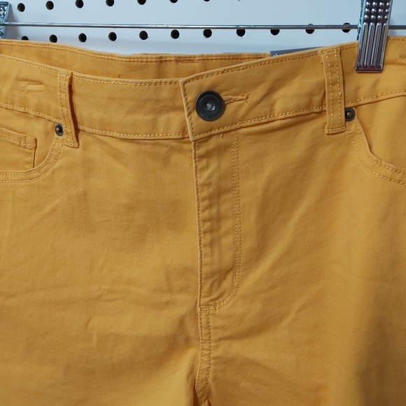 Ladies gold/yellow shorts- size 14 and 16. Casual wear with 2 front pockets - Picture 7 of 9